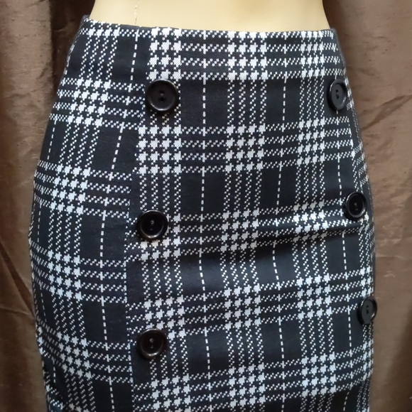 Stretchy black and white plaid skirt - Picture 2 of 4